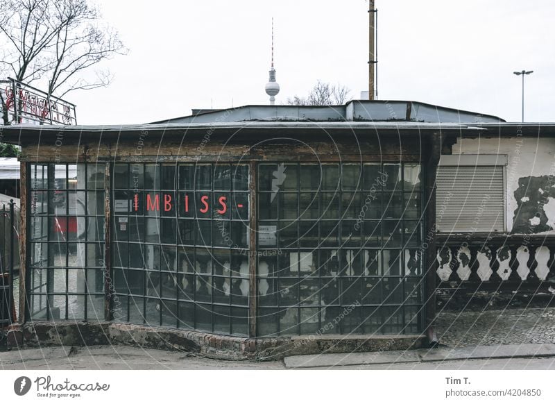 eine alte Imbiss Bude in der Prenzlauer Allee Fernsehturm Berlin Prenzlauer Berg Imbissbude Stadtzentrum Hauptstadt Altstadt Menschenleer Außenaufnahme Tag