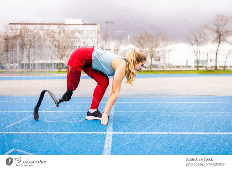 Sportlerin mit bionischer Beinprothese im Stadion laufen Prothesen Läufer paralympisch Athlet Training Energie Sprinter Frau Bionik professionell Rennbahn