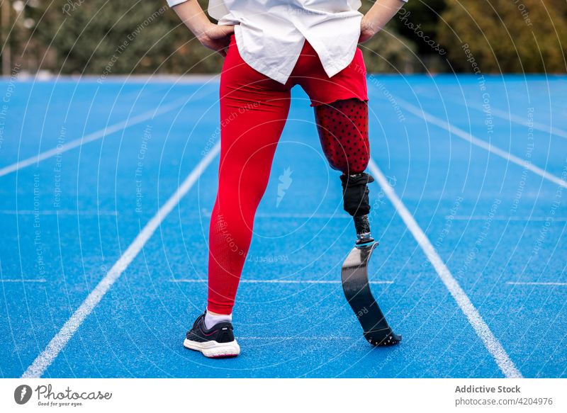 Unkenntlich gemachte Sportlerin mit Beinprothese im Stadion Prothesen Bionik Läufer professionell Athlet paralympisch passen Frau Glied künstlich Amputierte
