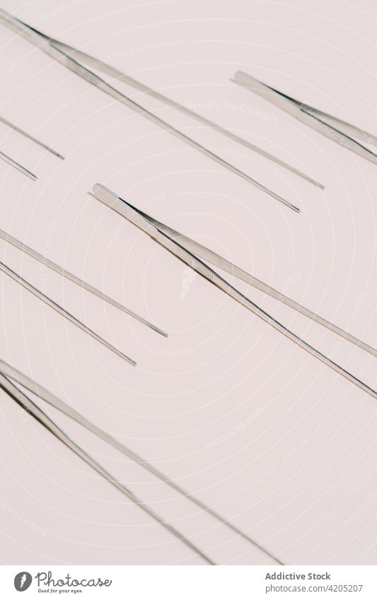 Muster einer Pinzette auf weißem Hintergrund übergangslos Instrument Metall Werkzeug steril Tisch Kulisse medizinisch Stil Sammlung metallisch Element Bausatz