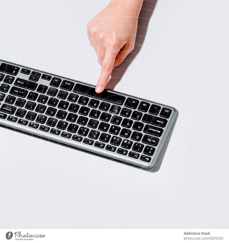 Person mit Computertastatur Keyboard benutzend Tippen schieben Schaltfläche modern Drahtlos Apparatur digital pc Job Zeitgenosse Anschluss Tastenfeld Presse