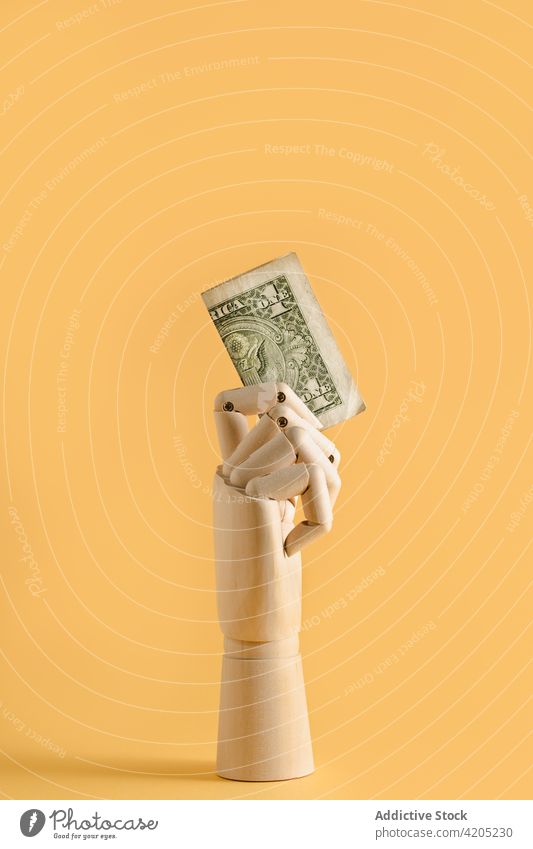 Dollarschein in Holzhand im Atelier Rechnung hölzern Hand Konzept Geld Bargeld Banknote Finanzen finanziell Vermögen Schaufensterpuppe Haushaltsplan sparen