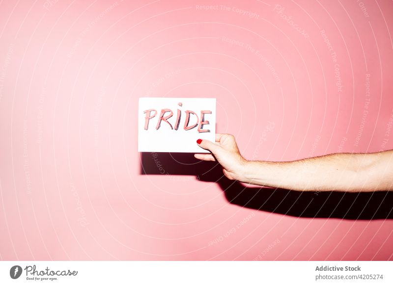 Gesichtslose Person zeigt Papier mit PRIDE-Text Homosexualität Stolz manifestieren gleich Toleranz schwul lesbisch Konzept lgbt Nagellack Aufschrift Hand zeigen