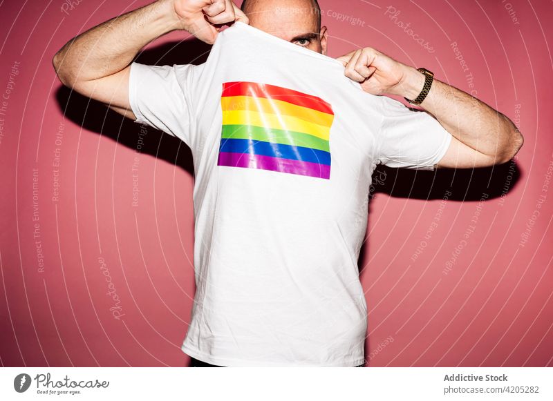 Unerkennbar schwul demonstrierendes T-Shirt mit LGBT-Flagge Mann Deckblatt lgbt Fahne Homosexualität gleich Toleranz manifestieren Konzept Stolz Freiheit