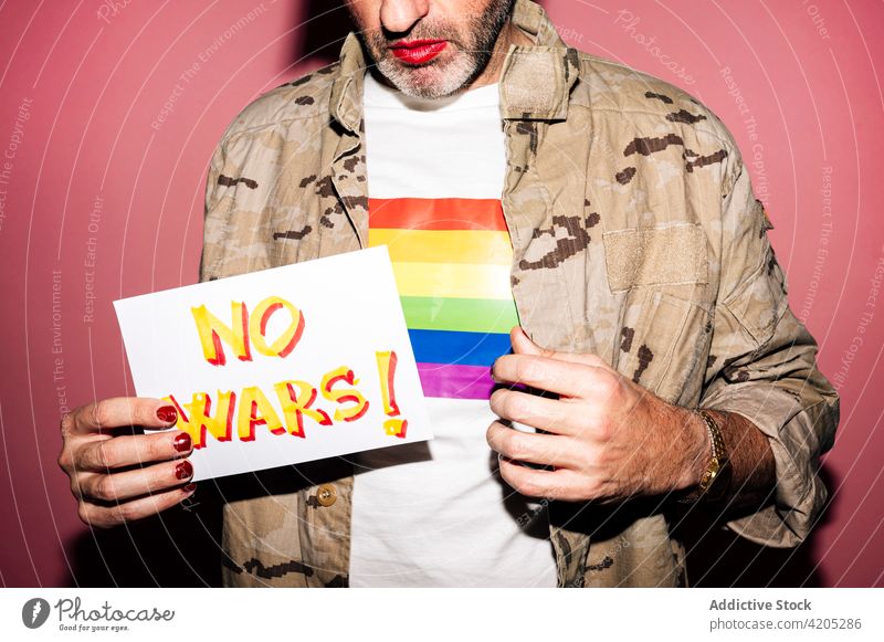 Crop Homosexuell männlich demonstriert Papier mit No Wars Text Mann Homosexualität lgbt keine Kriege queer Aktivist Toleranz manifestieren Konzept Solidarität