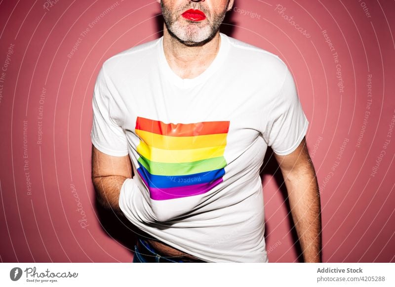 Unerkennbar schwul demonstrierendes T-Shirt mit LGBT-Flagge Mann Deckblatt lgbt Fahne Homosexualität roter Lippenstift gleich Toleranz Make-up manifestieren