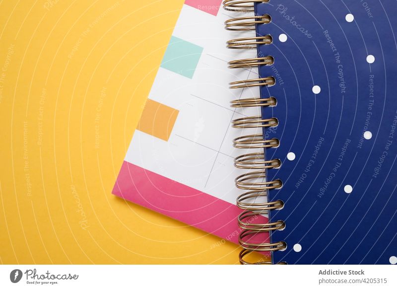 Bunter Planer und Notizbuch auf dem Tisch Notebook Kalender Agenda Tagebuch Zeitplan Business Konzept Vorrat Farbe mehrfarbig Spirale Schreibwarenhandlung Büro