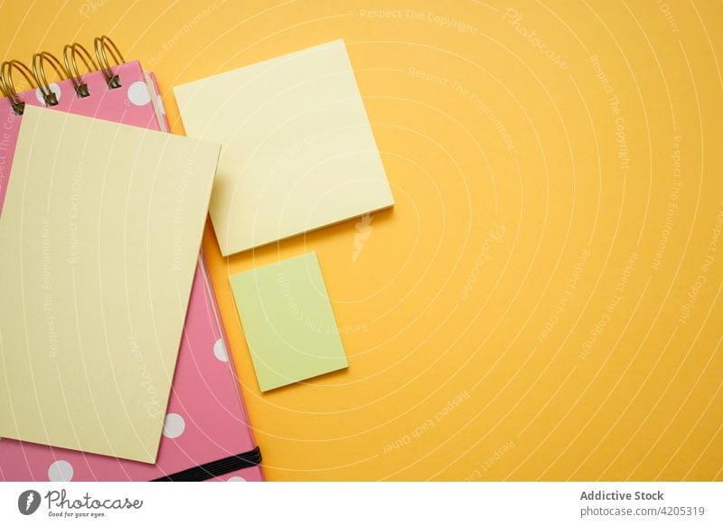 Buntes Büromaterial auf gelbem Hintergrund Planer Haftnotiz Vorrat Farbe Kulisse Zeitplan organisieren farbenfroh Schreibwarenhandlung Erinnerung Arbeitsplatz