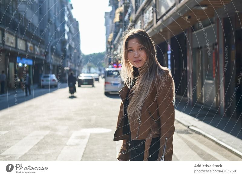 Junges Mädchen geht in der chinesischen Innenstadt spazieren Frau Chinatown urban Asien Russisches Mädchen allein schön blond blaue Augen Großstadt Stadtleben