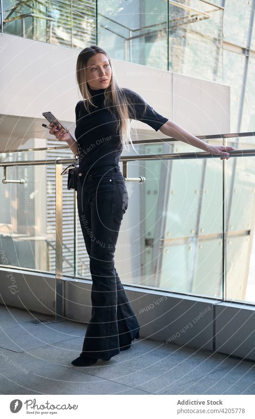 Frau benutzt ihr Smartphone Russisches Mädchen allein schön blond Großstadt Stadtleben Stadtbild Tag Stadtzentrum elegant formal lange Haare tausendjährig Model