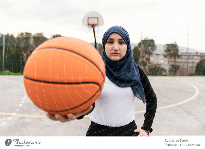 Ethnische Frau mit Basketball auf Spielplatz Streetball Training Spieler Ball Hijab Straße Gericht Bestimmen Sie muslimisch ethnisch Sport Aktivität Hobby