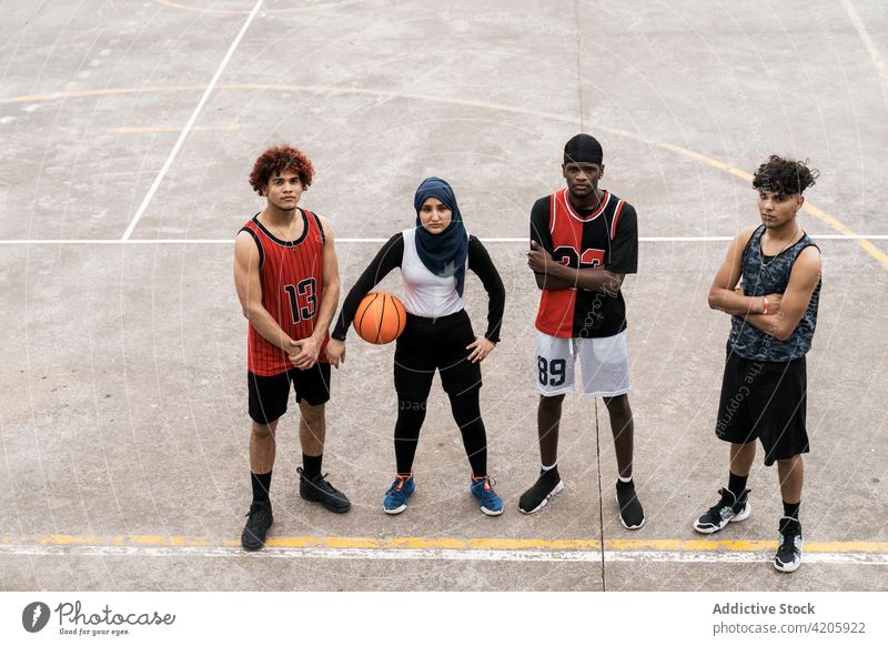 Multiethnisches Streetball-Team auf dem Sportplatz Basketball Sportpark Zusammensein Gericht Straße Ball selbstbewusst Einheit multiethnisch rassenübergreifend