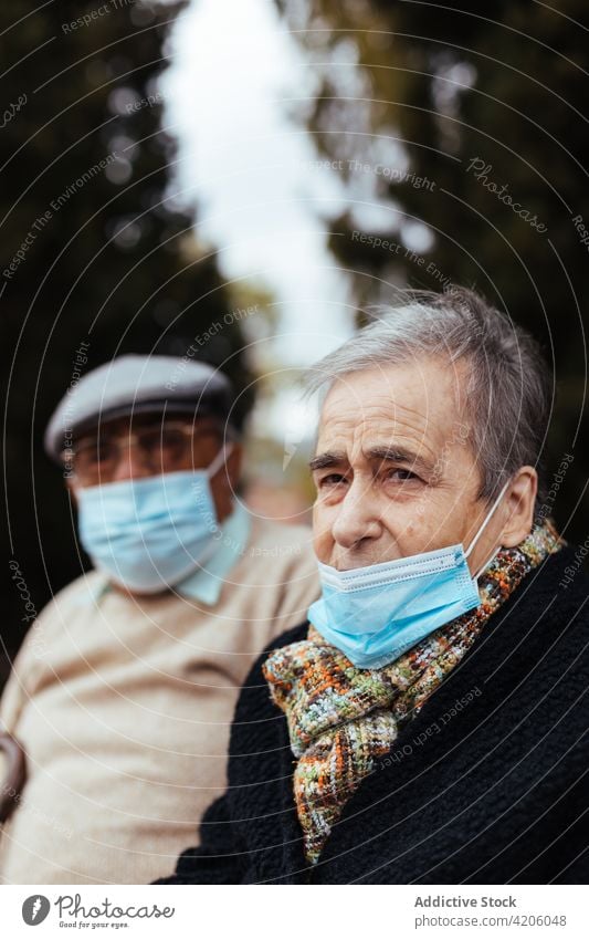 Älteres Paar mit Gesichtsmaske auf der Straße Mann Frau älter im Freien männlich Erwachsener Seuche Coronavirus Gesundheit Liebe alt covid-19 verheiratet reif