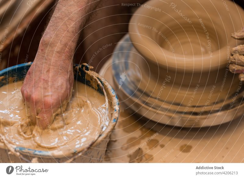 Ein Mann modelliert einen Krug in einer Werkstatt Form Ton Skulptur Gerät Prozess Bewegung Kannen Keramik Fähigkeit männlich Bildhauer Kunst Künstler Basteln