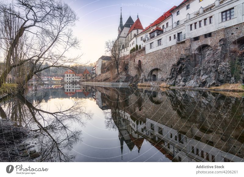 Ruhiger Fluss in der Nähe des Schlosses bei Sonnenuntergang Burg oder Schloss Wahrzeichen historisch Gebäude Architektur alt Fassade Erbe Schloss Cesky Krumlov