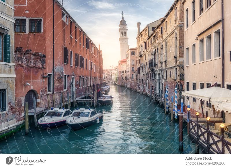 Wasserkanal mit Booten in der Nähe alter Gebäude Kanal Großstadt Maure Gefäße Sonnenuntergang wohnbedingt Venedig Italien schäbig Außenseite Architektur