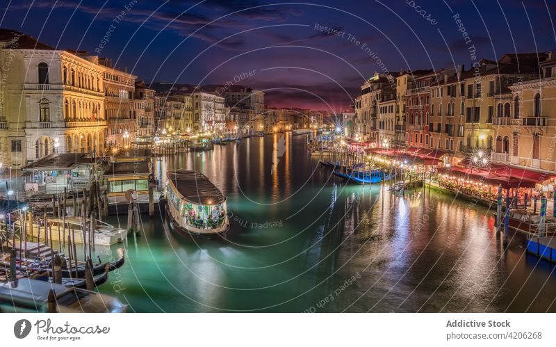 Wasserkanal zwischen Gebäuden in der nächtlichen Stadt großer Kanal Großstadt dunkel Nacht wohnbedingt Landschaft Venedig Italien schäbig alt Außenseite