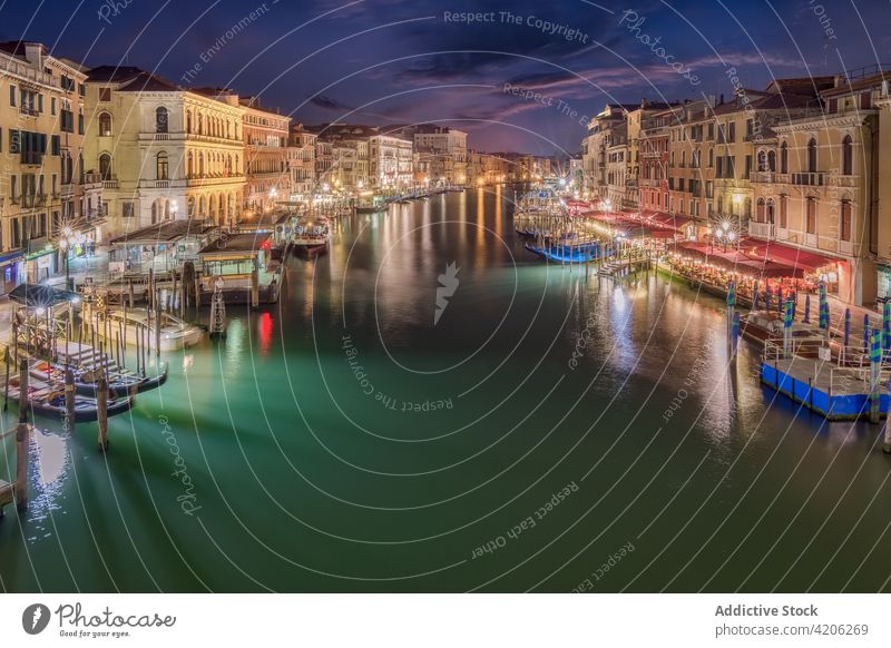 Wasserkanal zwischen Gebäuden in der nächtlichen Stadt großer Kanal Großstadt dunkel Nacht wohnbedingt Landschaft Venedig Italien schäbig alt Außenseite