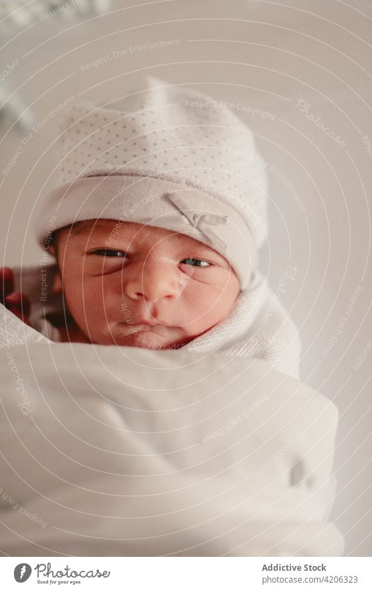 Bezauberndes neugeborenes Baby in Decke eingewickelt Kind Hut umhüllen Leben Säuglingsalter wenig Liebe Pflege Kinderbetreuung Gesundheit Kindheit Angebot