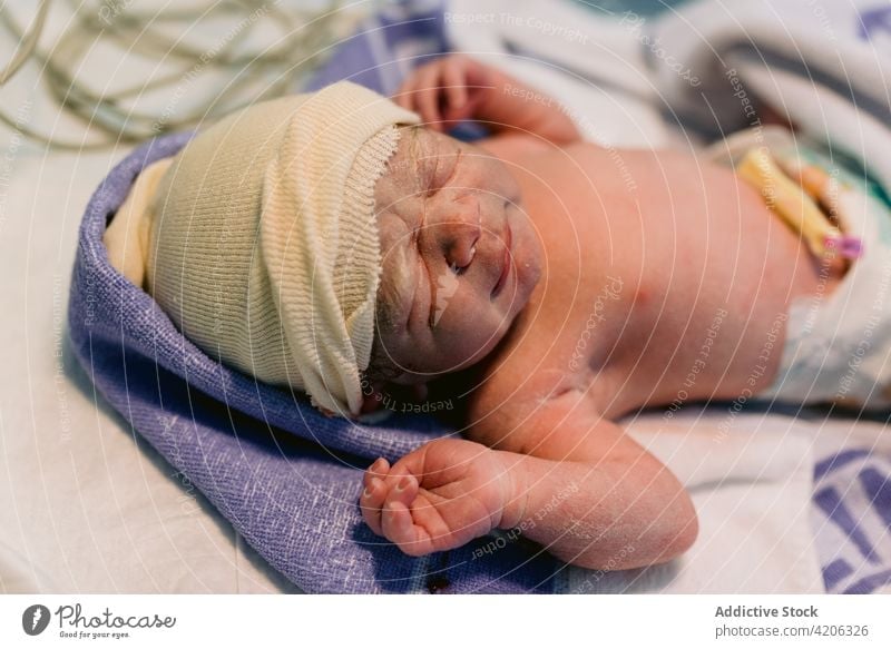 Neugeborenes Baby im Krankenhaus neugeboren Kind Liebe Leben schlafen Pflege Geburt Kinderbetreuung mütterlich Mutterschaft Säuglingsalter Gesundheit wenig