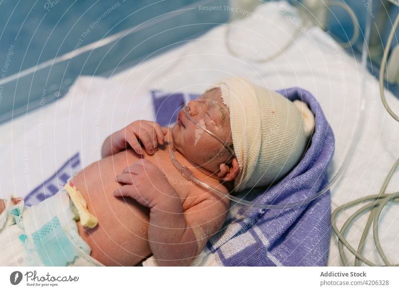 Schlafendes neugeborenes Baby mit Atemschlauch Atemschutzgerät Krankenhaus Kind Liebe Leben schlafen Pflege Geburt Kinderbetreuung mütterlich Mutterschaft