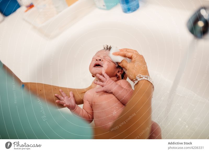 Krankenschwester wäscht Baby im Krankenhaus neugeboren Bad Waschen Kind Pflege Leben Kinderbetreuung Wasser Hygiene Geburt Krankenpfleger Säuglingsalter