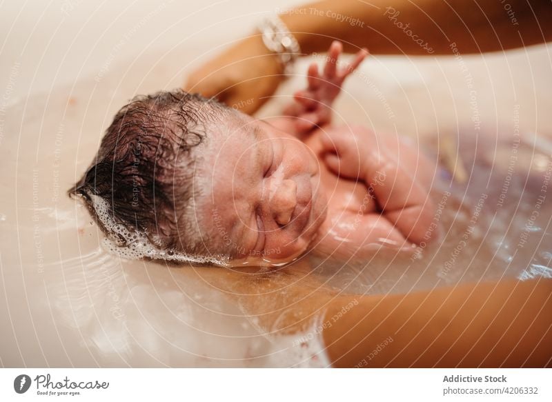 Kleines neugeborenes Baby beim Baden Waschen Wasser Kind schäumen Pflege Mutter Liebe Leben Geburt Kinderbetreuung mütterlich Mutterschaft Säugling