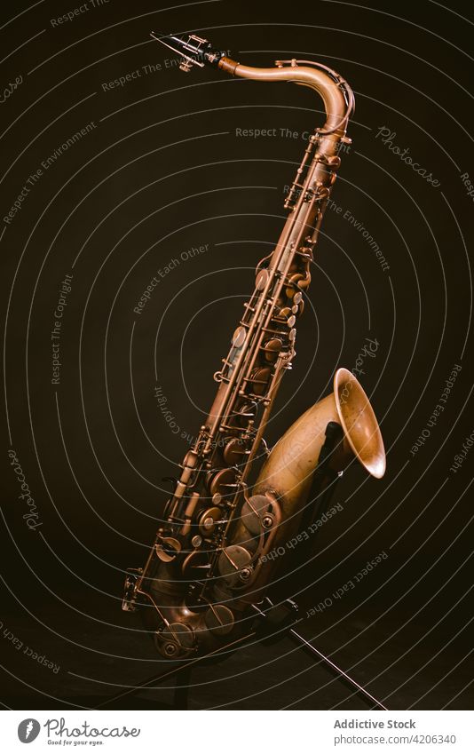 Modernes Saxophon isoliert auf schwarzem Hintergrund Instrument Musical Messing Wind Klang klassisch Melodie ausführen professionell Jazz Kunst Musik Atelier