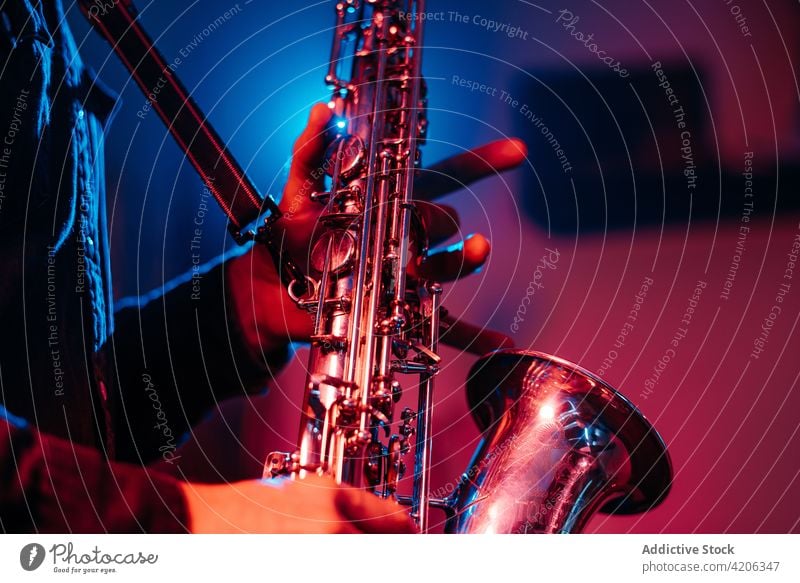 Crop unerkennbar Musiker spielt Saxophon bei Konzert spielen ausführen live Taste instrumentell Melodie Jazz Klang professionell Instrument Club Gesang