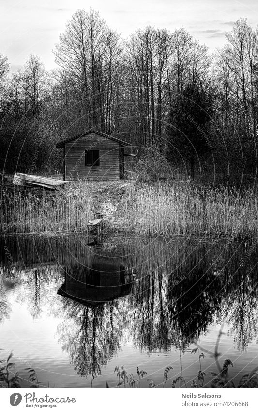 Fischerhütte und Boot am Teichufer. Perfekte Reflexion auf ruhigem Wasser. See Haus Landschaft Natur Reflexion & Spiegelung Fluss Baum Herbst Bäume ländlich