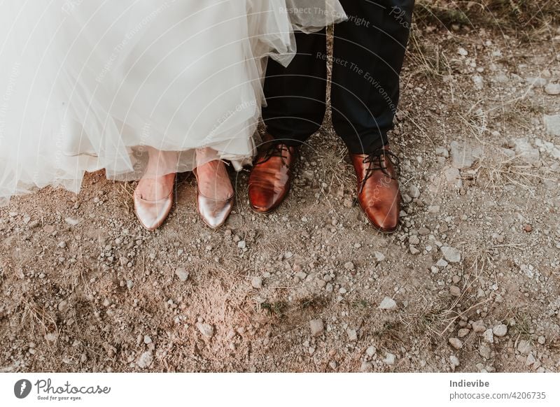 Braut und Bräutigam Schuh Detail auf dem Boden an einem Hochzeitstag. Schuhe striegeln großer Tag Fuß Strand Sand Beine Sommer Frau Natur Menschen wenig klein