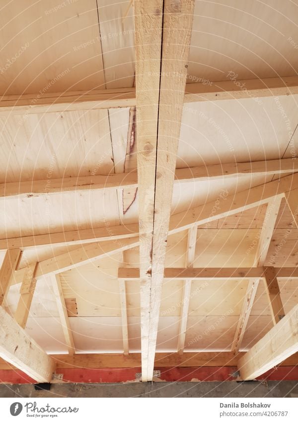 Ansicht der Holzsparren bei der Installation des Daches auf der Konstruktion des Hauses hölzern Zimmerdecke Rahmen Strahl Innenbereich Nutzholz Gebäude Balken