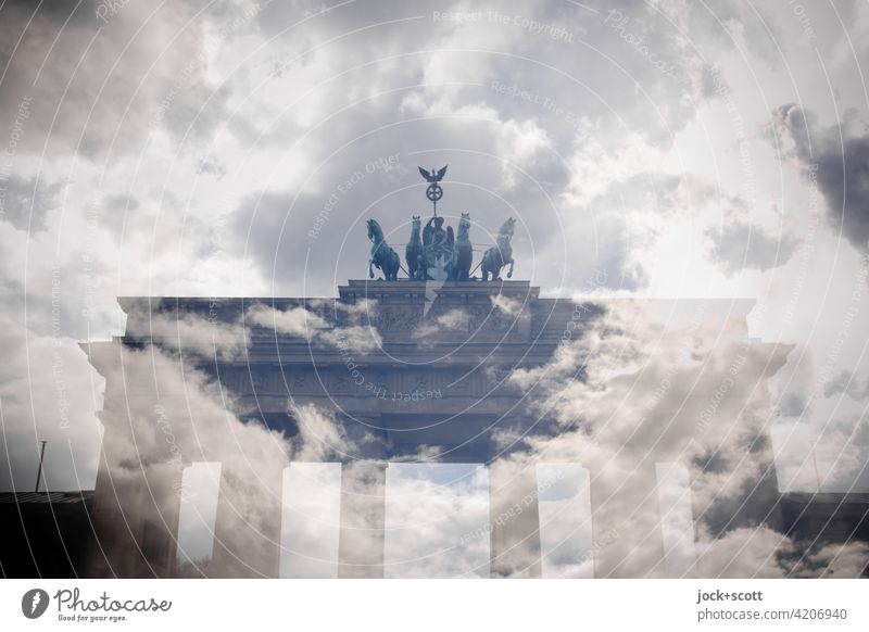 Wolken über Brandenburger Tor mit gedenken Farben Wahrzeichen fantastisch Experiment Doppelbelichtung Illusion Surrealismus Reaktionen u. Effekte Pariser Platz
