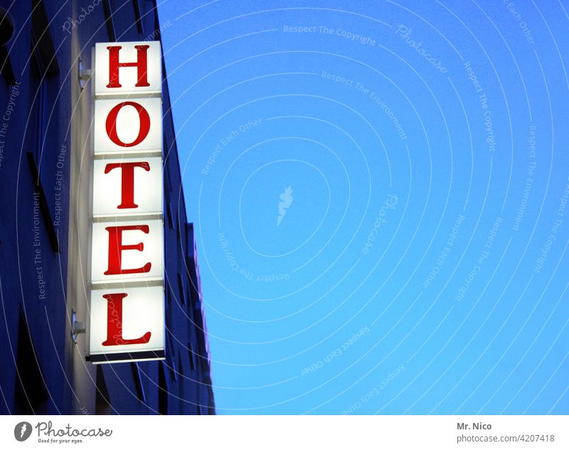 Hotel Hinweisschild Ferien & Urlaub & Reisen Tourismus Schriftzeichen Schilder & Markierungen Blauer Himmel rot Herberge Neonlicht Werbung Unterkunft