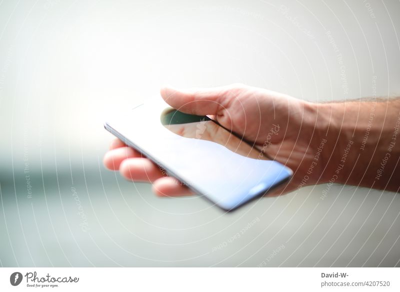 Handy in der Hand halten Smartphone Spiegelung digital Mobile Technik & Technologie Bildschirm Lifestyle