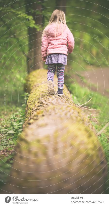 Mädchen balanciert über einen Baumstamm balancieren Natur Wald Naturerlebnis Kind Kindheit Spaß Bäume mutig