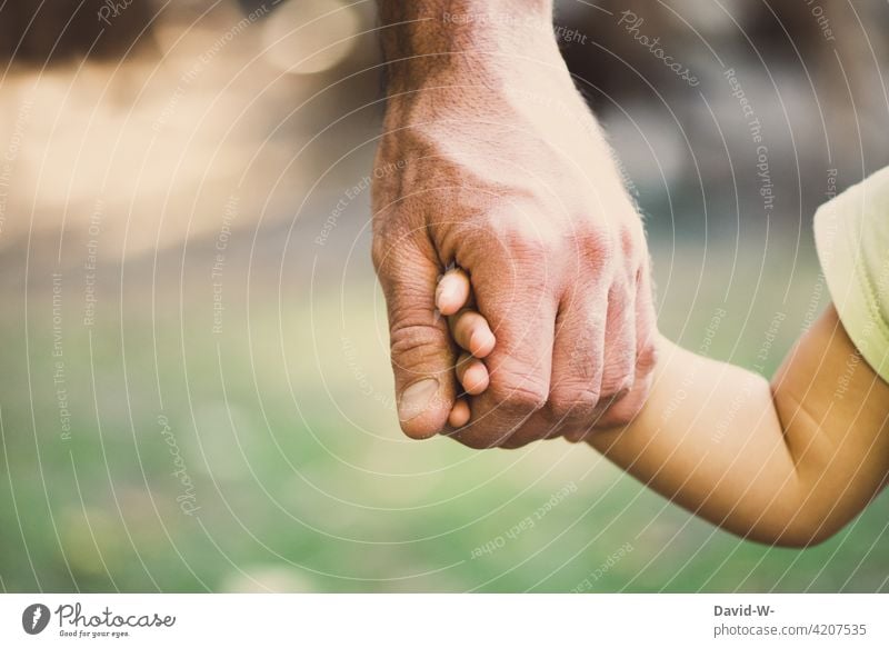 Hand in Hand - Vater und Kind Vertrauen Liebe Geborgenheit Fürsorge Hände halten zusammenhalt Sicherheit Zusammensein papa