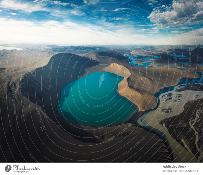 Malerischer Blick auf einen blauen Teich, umgeben von felsigen Formationen See Berge u. Gebirge Landschaft Ambitus wunderbar Natur Kamm vulkanisch Hochland