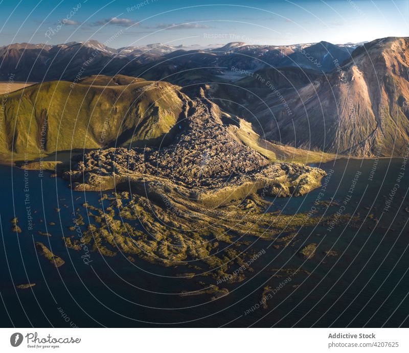Malerischer Blick auf einen blauen Teich, umgeben von felsigen Formationen See Berge u. Gebirge Landschaft Ambitus wunderbar Natur Kamm Hochland Island Umwelt