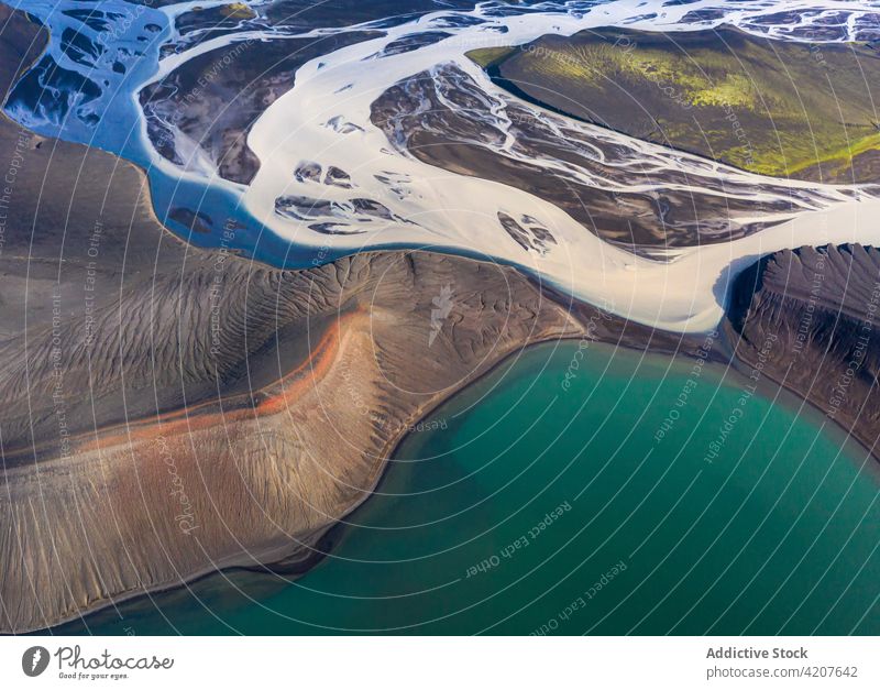 Malerischer Blick auf einen blauen Teich, umgeben von felsigen Formationen See Berge u. Gebirge Landschaft Ambitus wunderbar Natur Kamm Hochland Island Umwelt