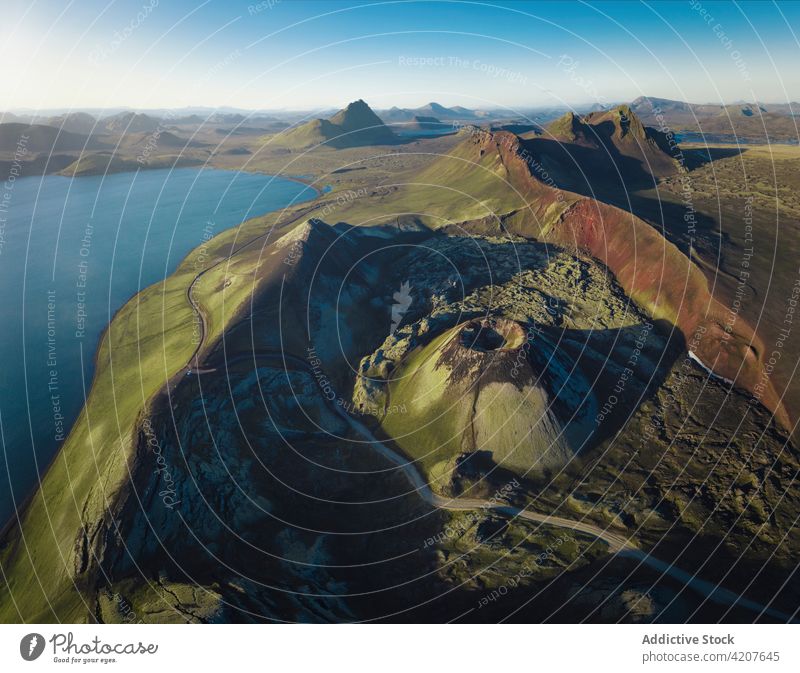Malerischer Blick auf einen blauen Teich, umgeben von felsigen Formationen See Berge u. Gebirge Landschaft Ambitus wunderbar Natur Kamm vulkanisch Hochland