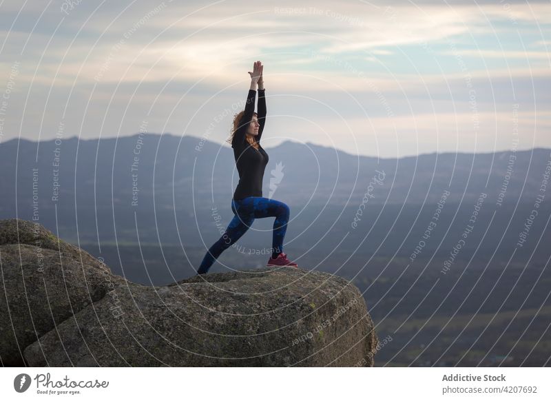 Frau führt Virabhadra auf einer Bergkuppe auf Yoga Krieger eine Pose Erholung meditieren Natur beweglich selbstbewusst Berge u. Gebirge Baumhaltung üben