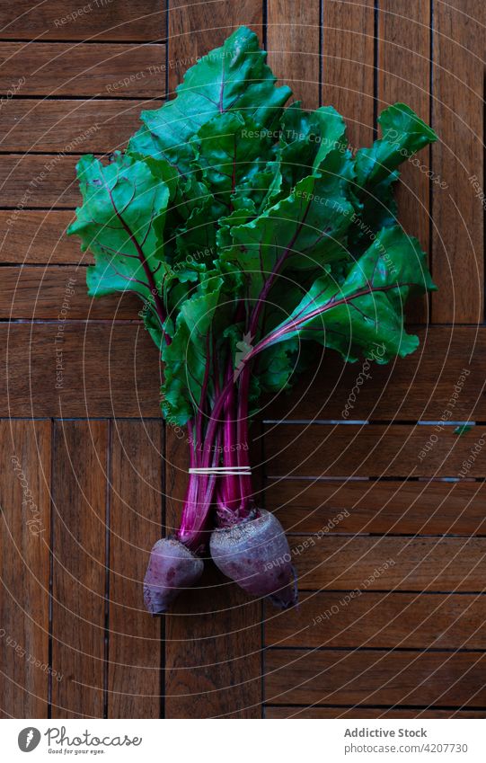 Strauß frischer Rüben auf schwarzem Tisch Haufen Gemüse reif Ernte Vitamin Lebensmittel Gesundheit organisch natürlich essbar Ernährung schäbig verwittert