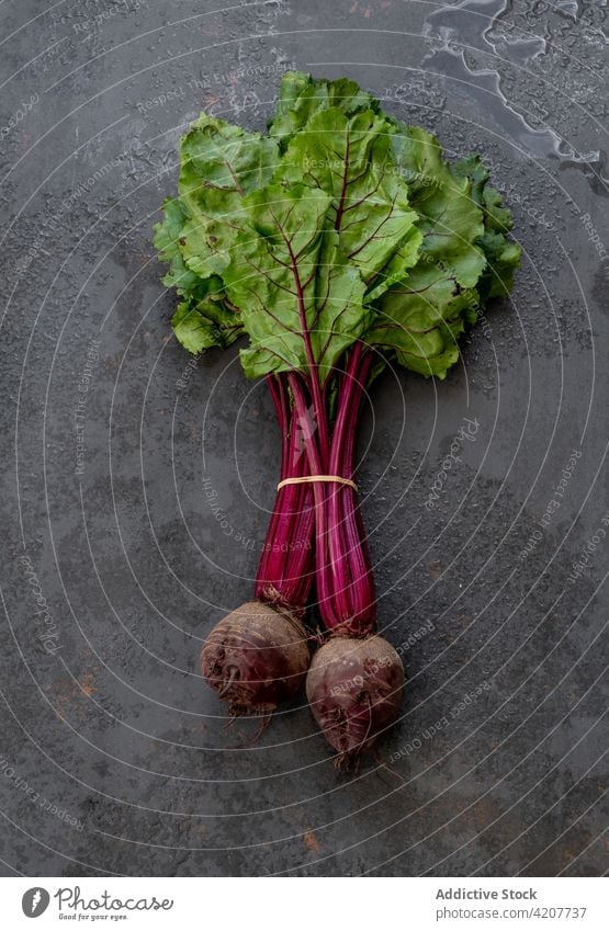 Strauß frischer Rüben auf schwarzem Tisch Haufen Gemüse reif Ernte Vitamin Lebensmittel Gesundheit organisch natürlich essbar Ernährung schäbig verwittert