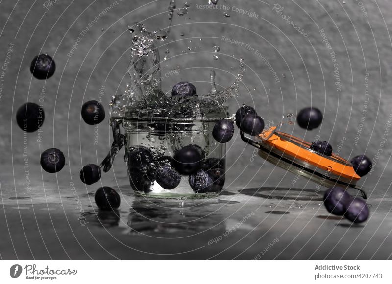Blaubeeren fallen in Glasgefäß mit Wasser Beeren platschen frisch Moment Wassertropfen Atelier liquide lecker Kristalle Ernährung natürlich aqua organisch reif