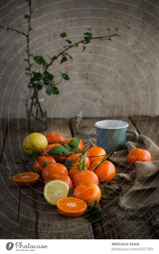 Frische Zutaten für Mandarinenmousse auf schäbigem Holztisch Bestandteil sortiert Mousse Tisch frisch Rezept Dessert süß Frucht Zitrone Zitrusfrüchte hölzern