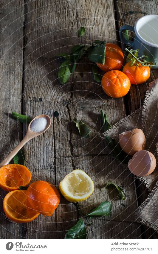 Zutaten für Mandarinenmousse auf Holztisch Bestandteil Mousse Tisch frisch Zitrusfrüchte Frucht hölzern Dessert Rezept Gesundheit geschmackvoll Küche Zucker