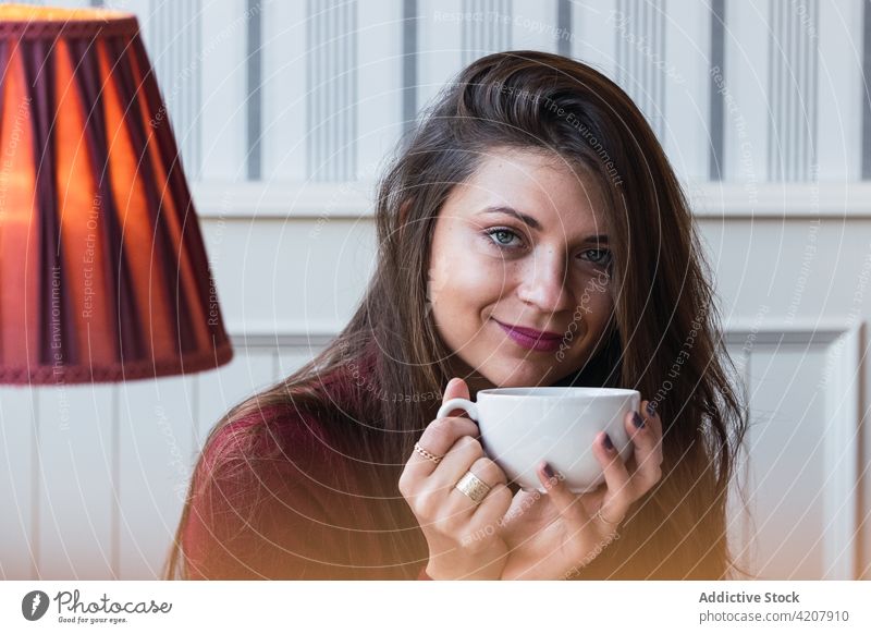 Frau mit einer Tasse Kaffee in einem Cafe Café träumen Fenster Lächeln besinnlich Glück trinken charmant verträumt Erwachsener Getränk sich[Akk] entspannen