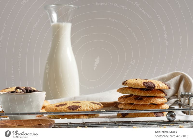Leckere Kekse mit Schokoladenstückchen und Milch melken süß selbstgemacht Lebensmittel Gebäck gebacken dienen Dessert lecker Leckerbissen appetitlich frisch