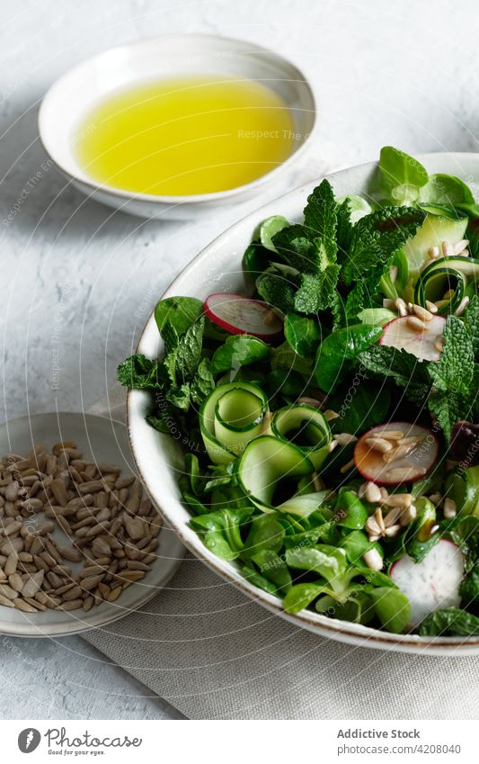 Schüssel mit gesundem Salat auf dem Tisch Salatbeilage Gemüse Gesundheit Mittagessen Lebensmittel Schalen & Schüsseln frisch organisch natürlich dienen oliv